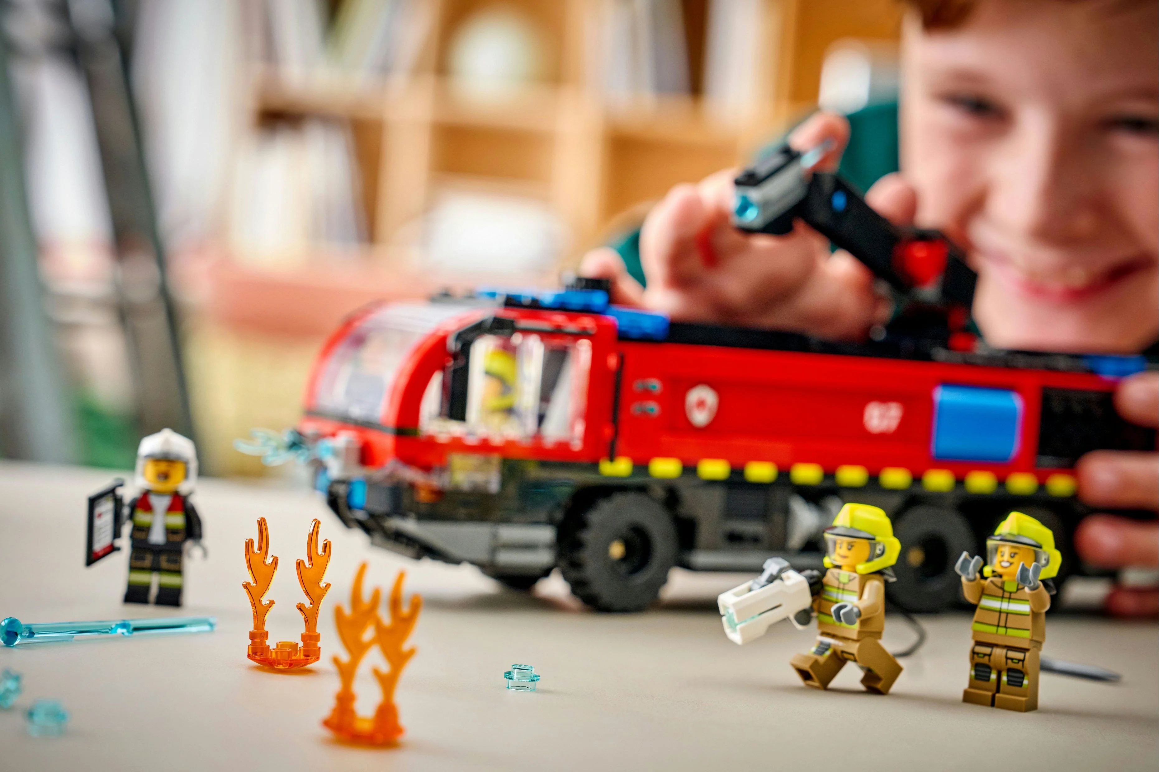 LEGO City: Airport Fire Engine (60499) - Image 4