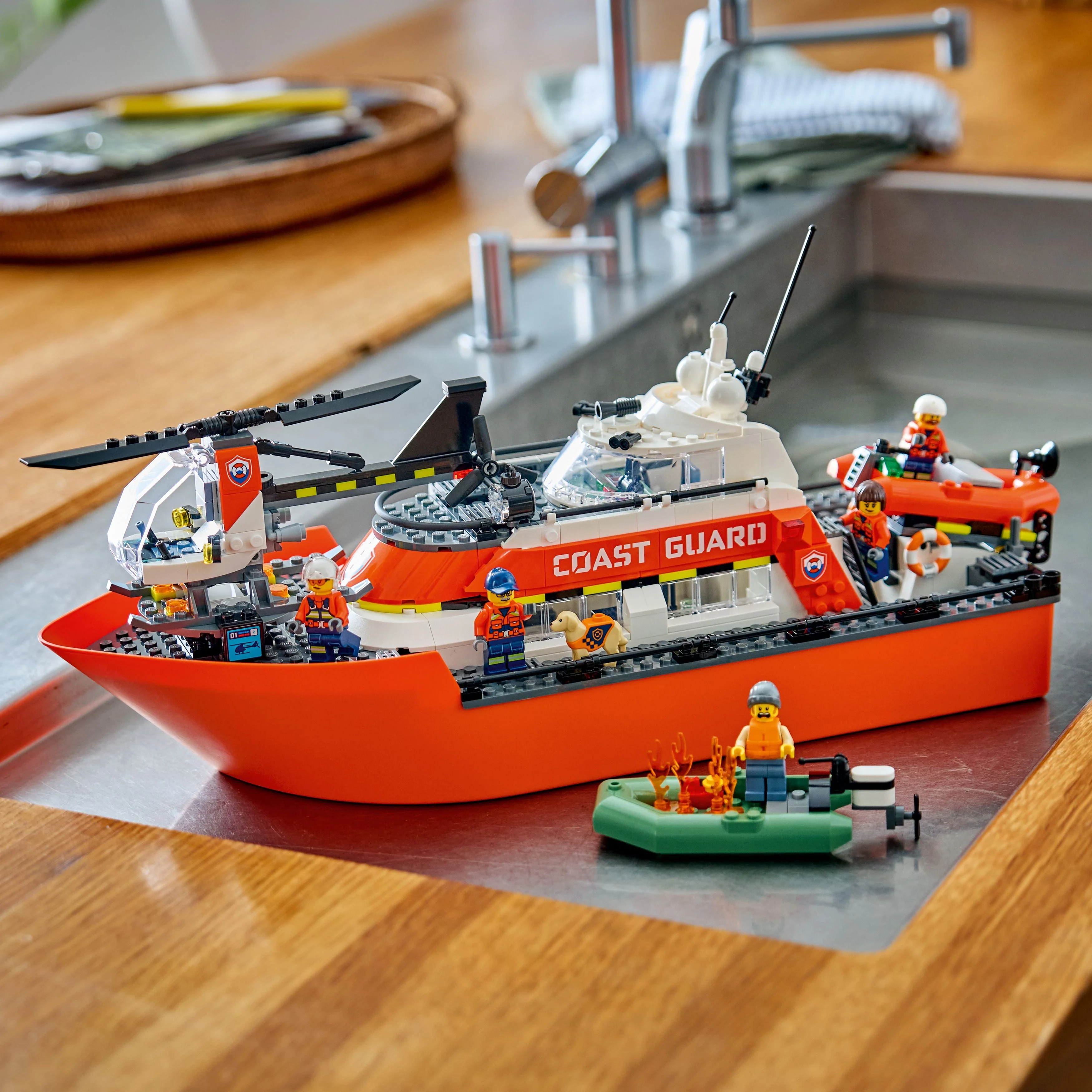 LEGO City: Coast Guard Rescue Boat & Helicopter (60504) - Image 5