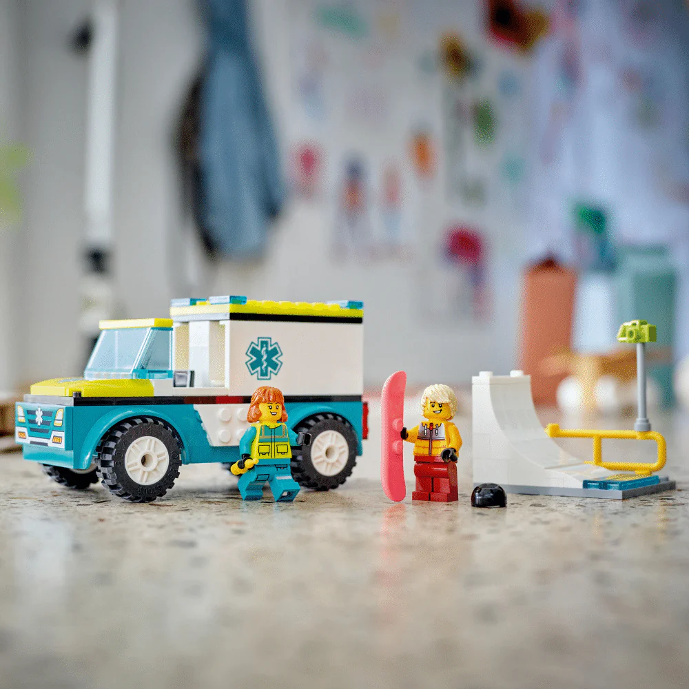 LEGO CITY: Emergency Ambulance and Snowboarder (60403) - Image 4