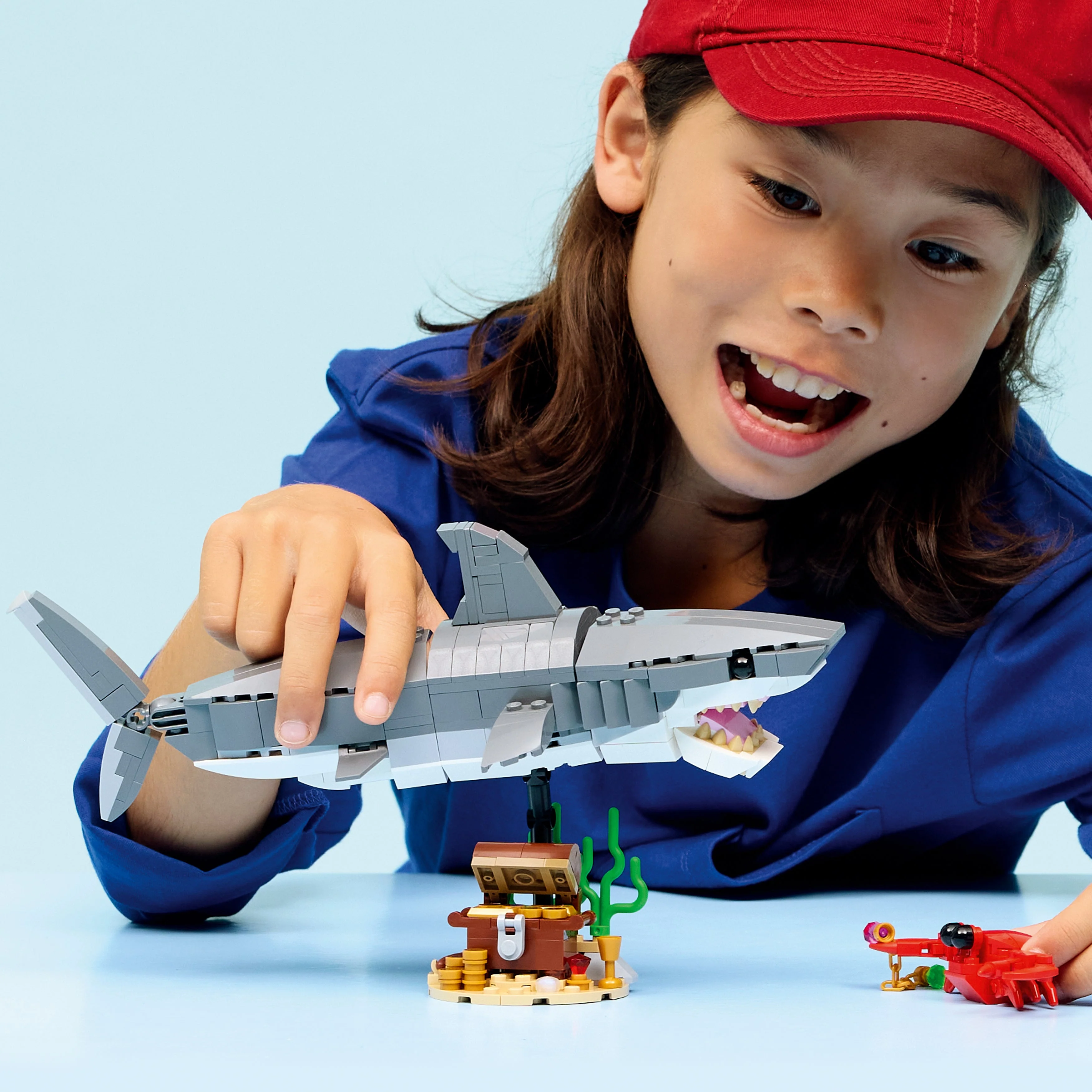 LEGO Creator: Fierce Shark with a Treasure Chest (31381) - Image 7