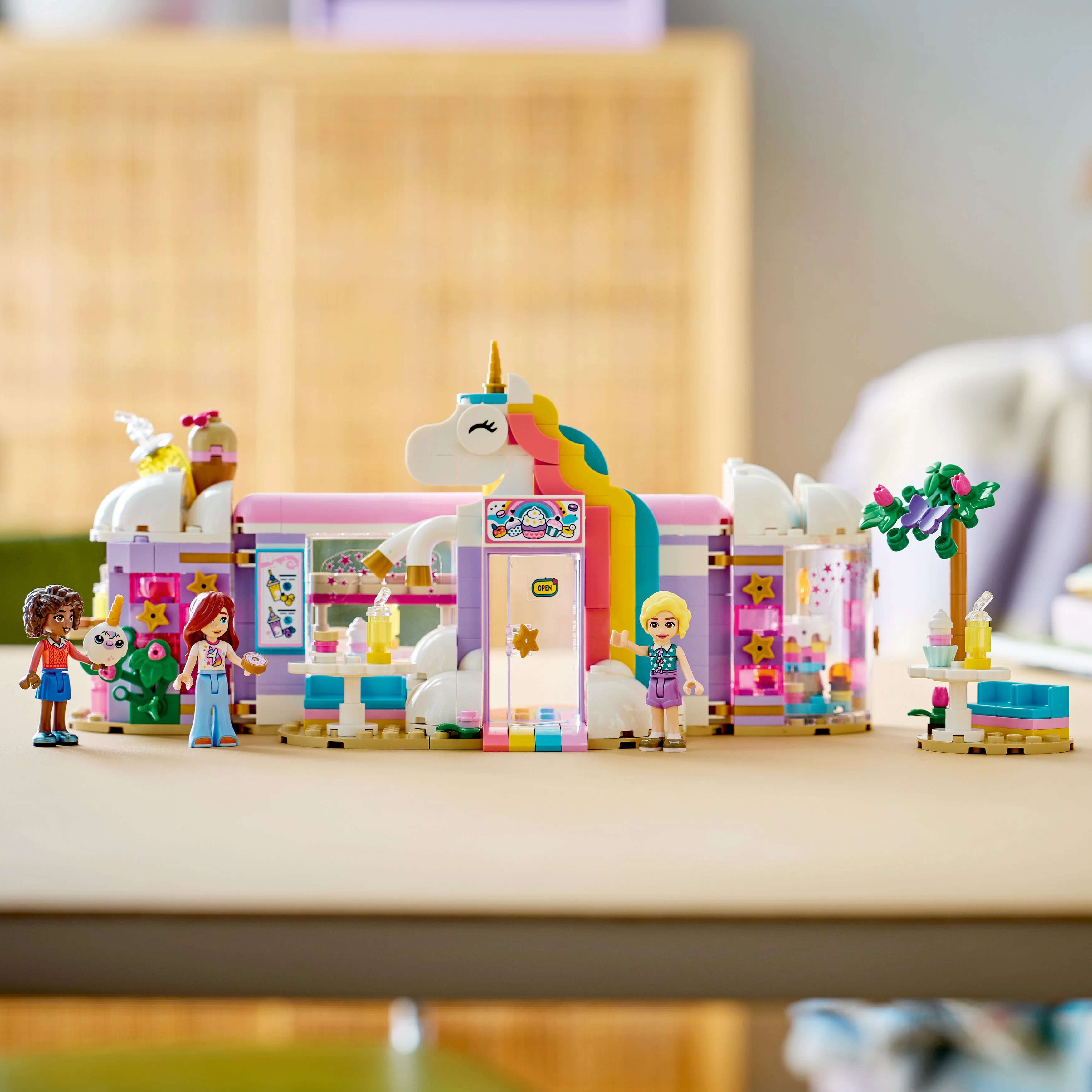 LEGO Friends: Unicorn Dream Cafe (42684) - Image 4