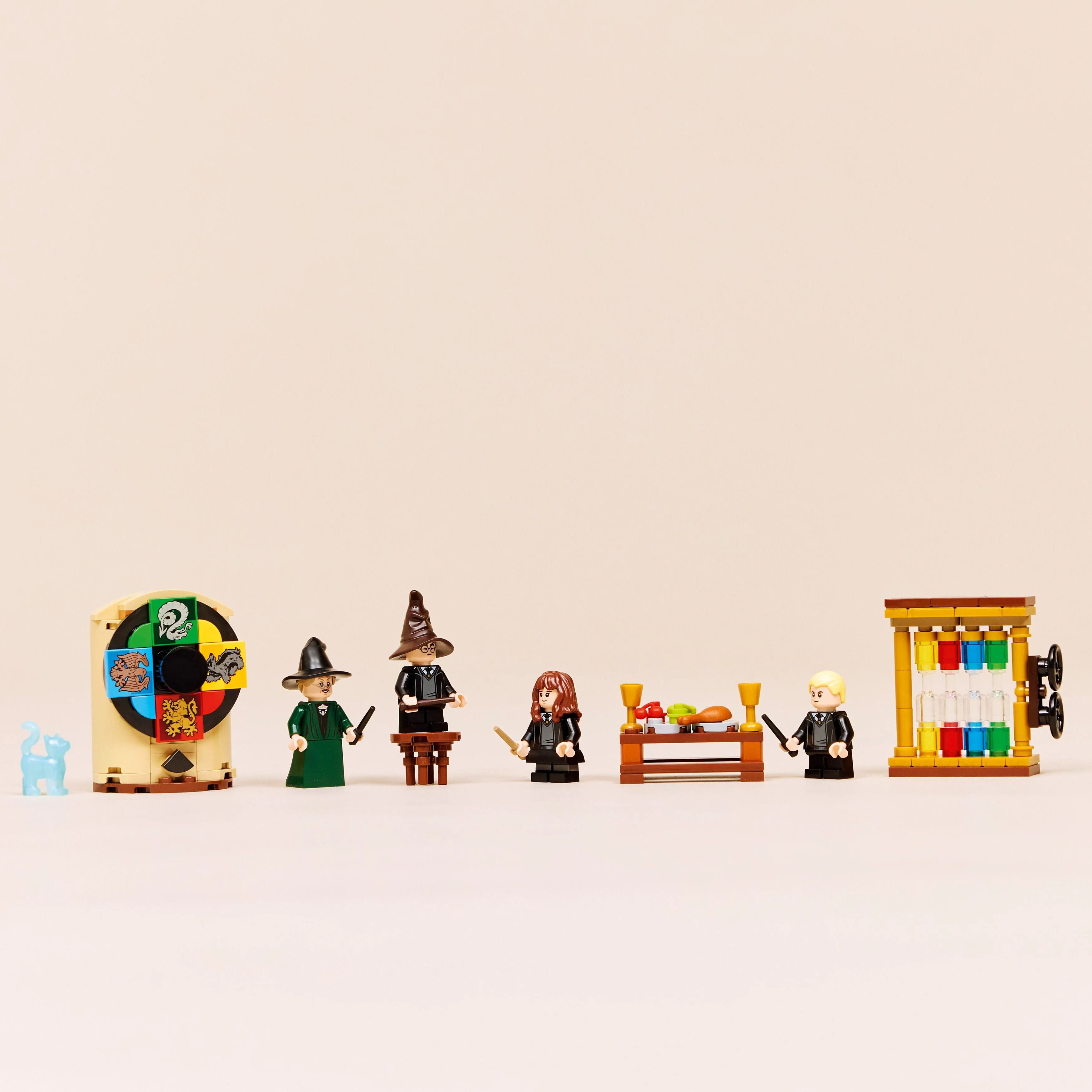 LEGO Harry Potter: Hogwarts Castle: Sorting Hat Ceremony (76460) - Image 7