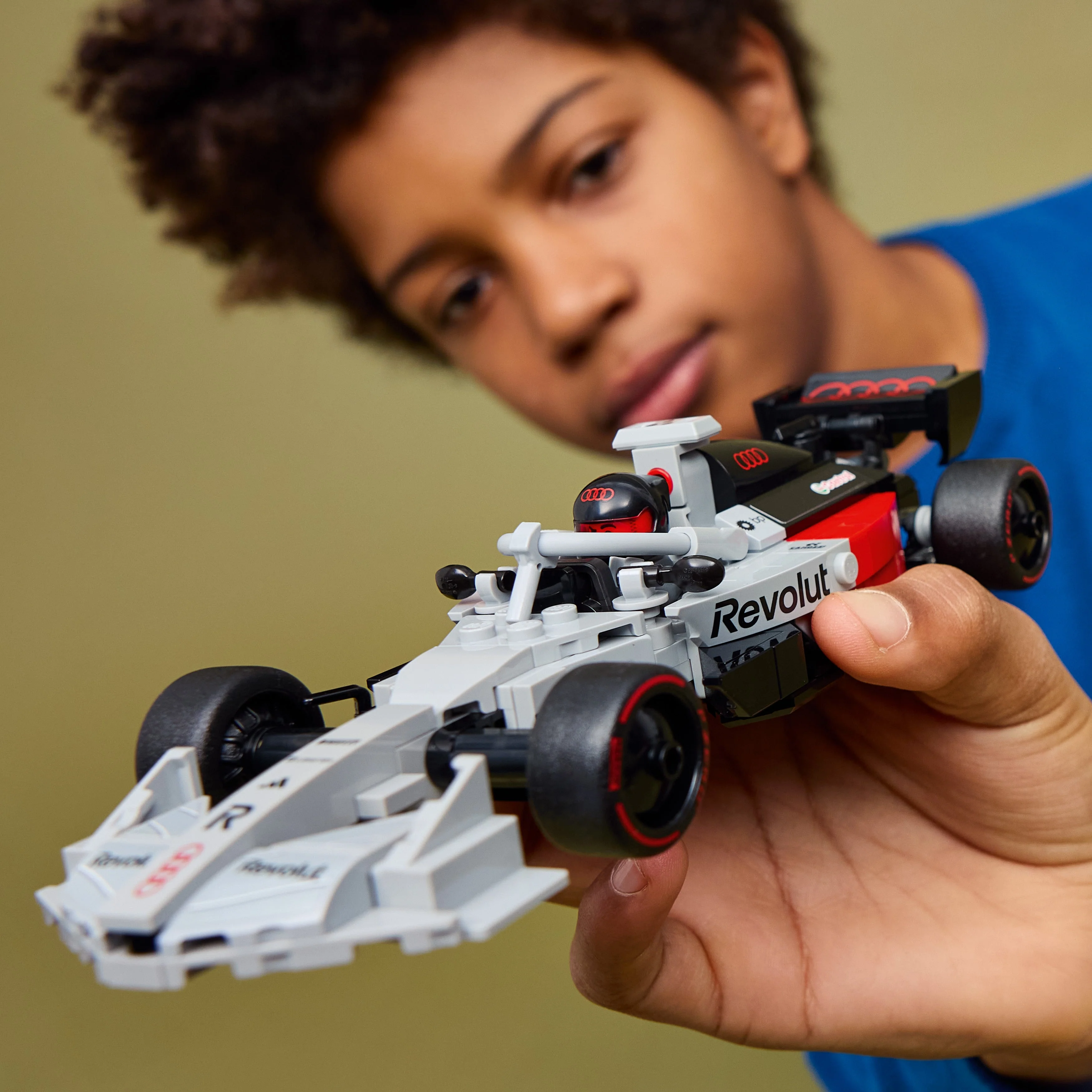 LEGO Speed Champions: Audi Revolut F1 Team R26 Race Car (77259) - Image 7