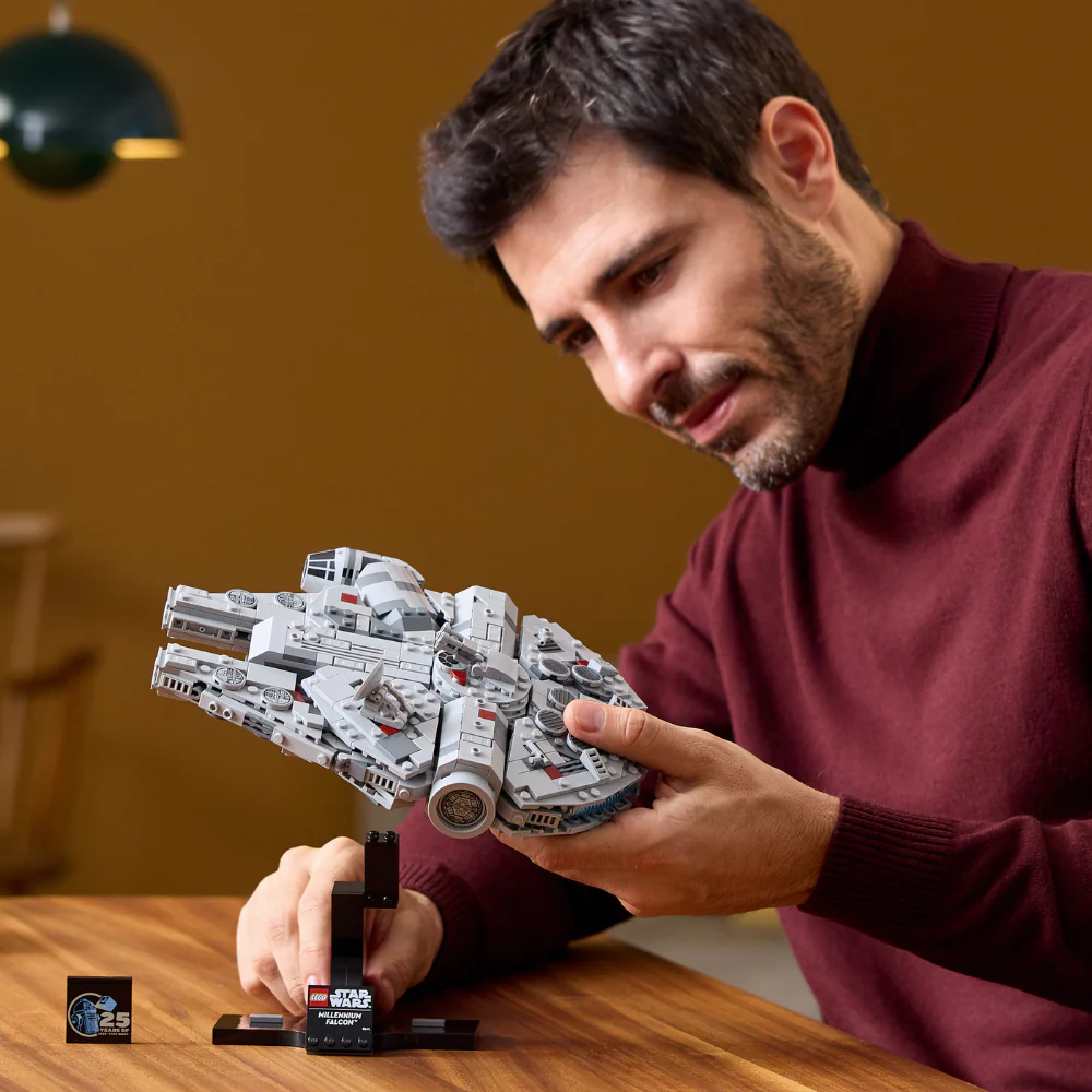 LEGO Star Wars: Millennium Falcon (75375) - Image 5