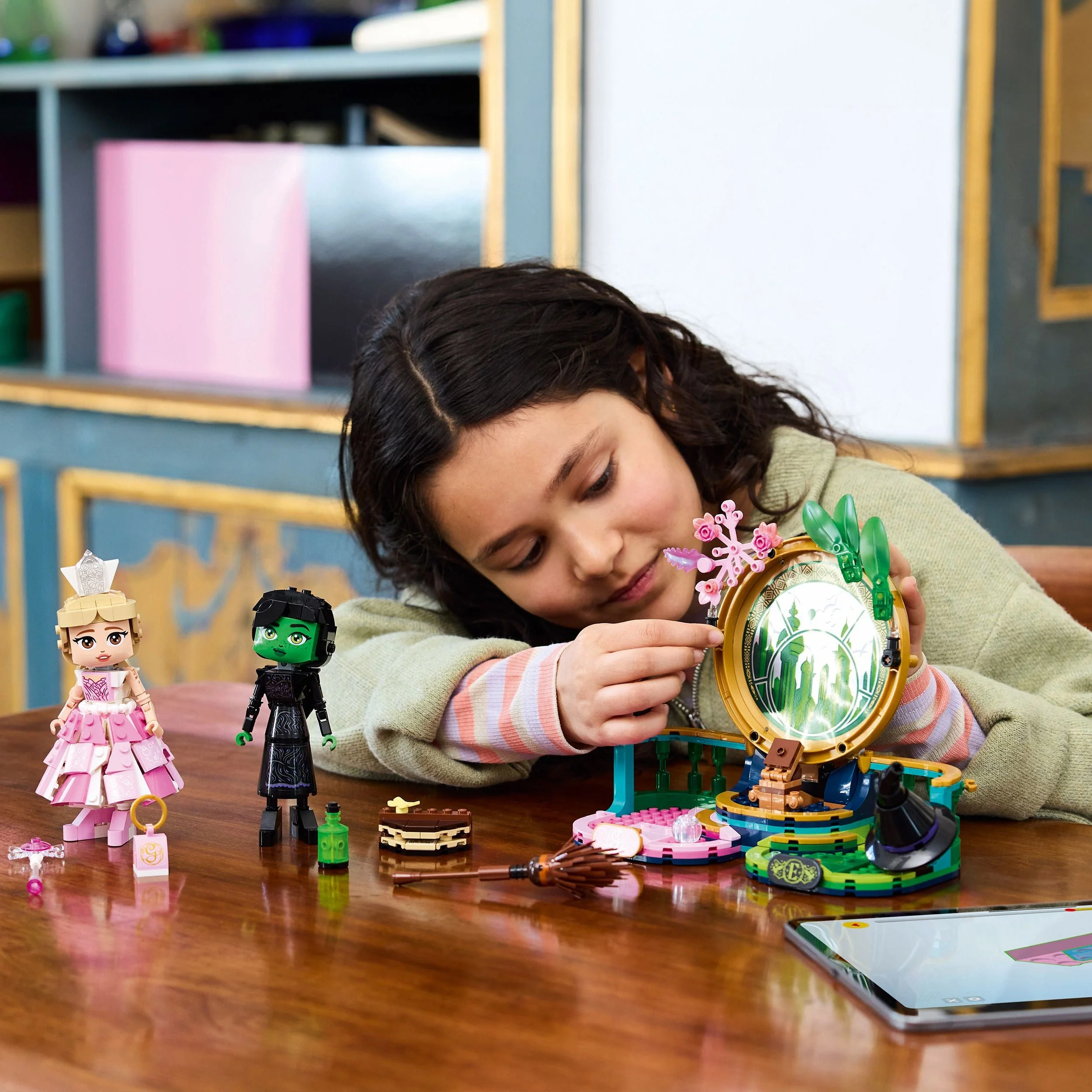 LEGO Wicked: Elphaba & Glinda Figures (75682) - Image 6